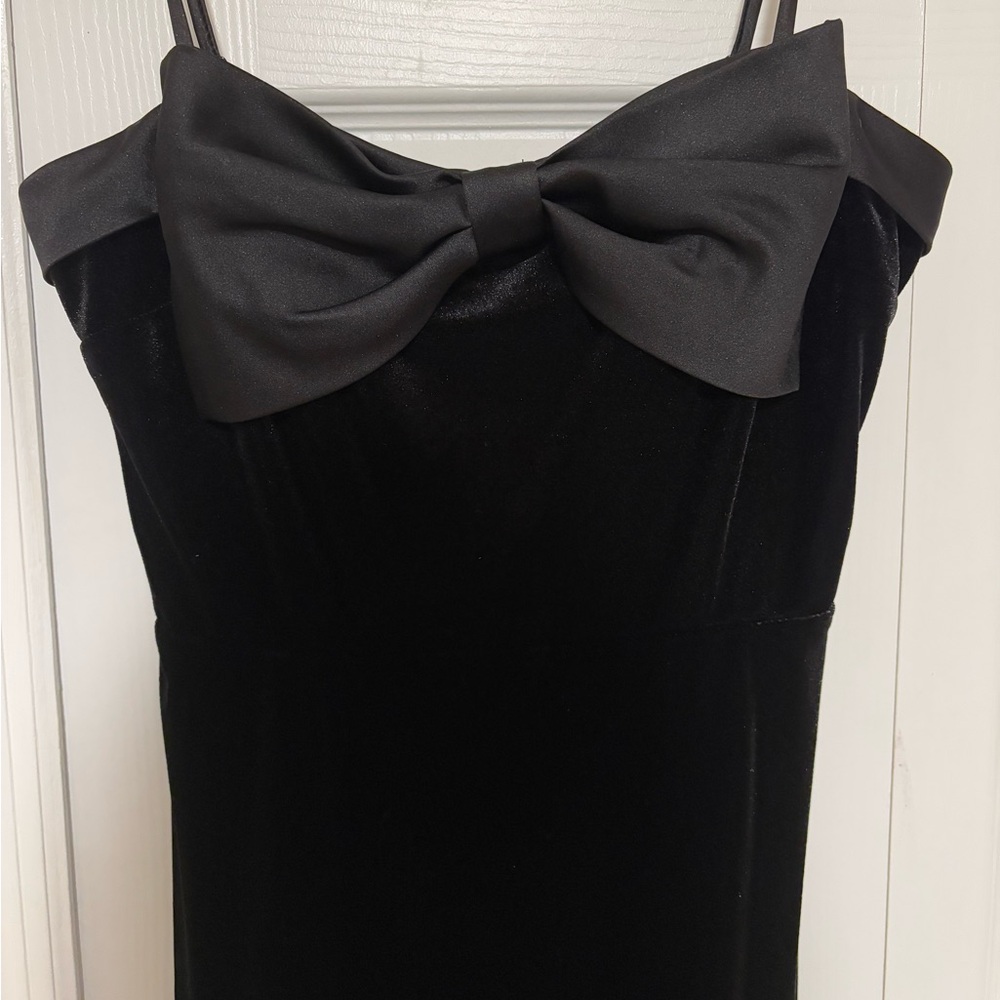 Elegant Black Dress with Bow Detail
